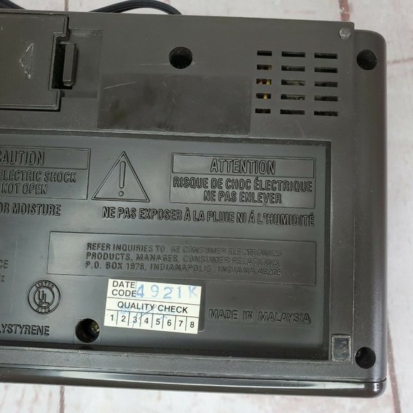 Vintage General Electric Alarm Clock Radio AM/FM (Model 7-4612A). Tested - Picture 10 of 12